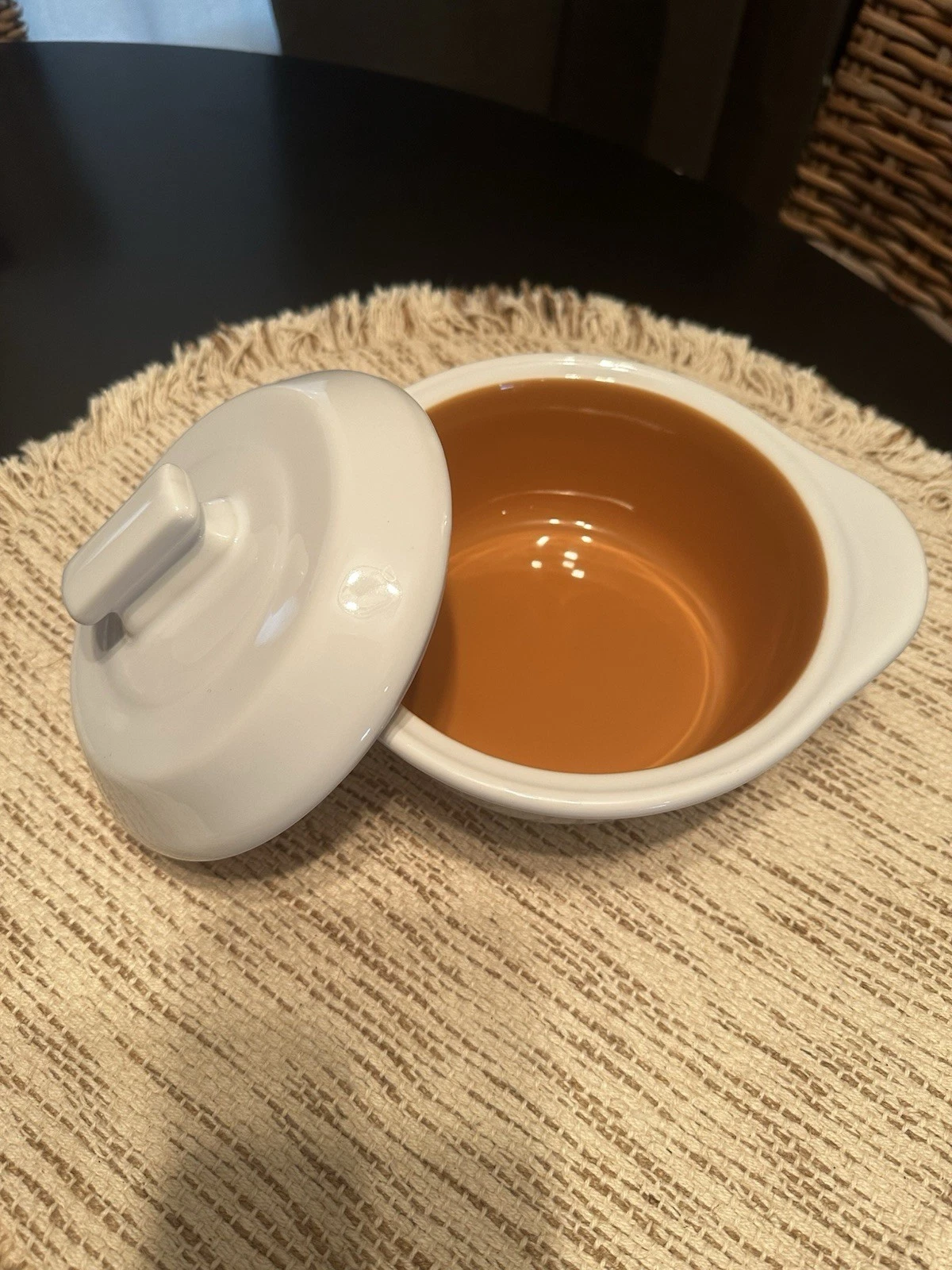Pampered Chef Covered Stoneware 3C/0.75L Up To 400 Degrees White/mustard Color