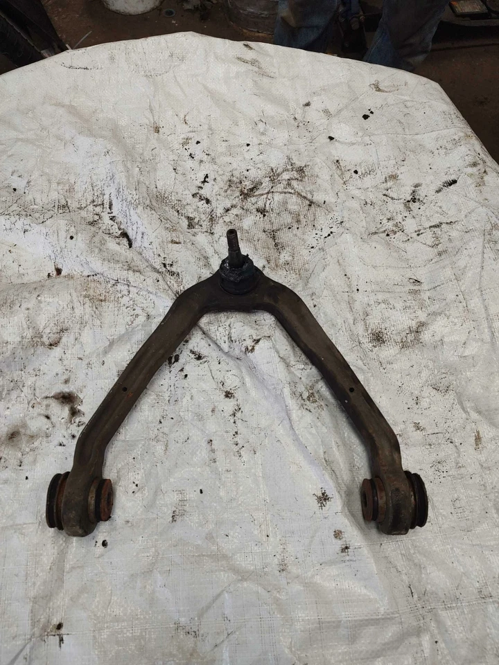 Brazo de control superior delantero Chevy GM Avalanche Tahoe Yukon LH o RH OEM 15864153 Foto 2 de 2