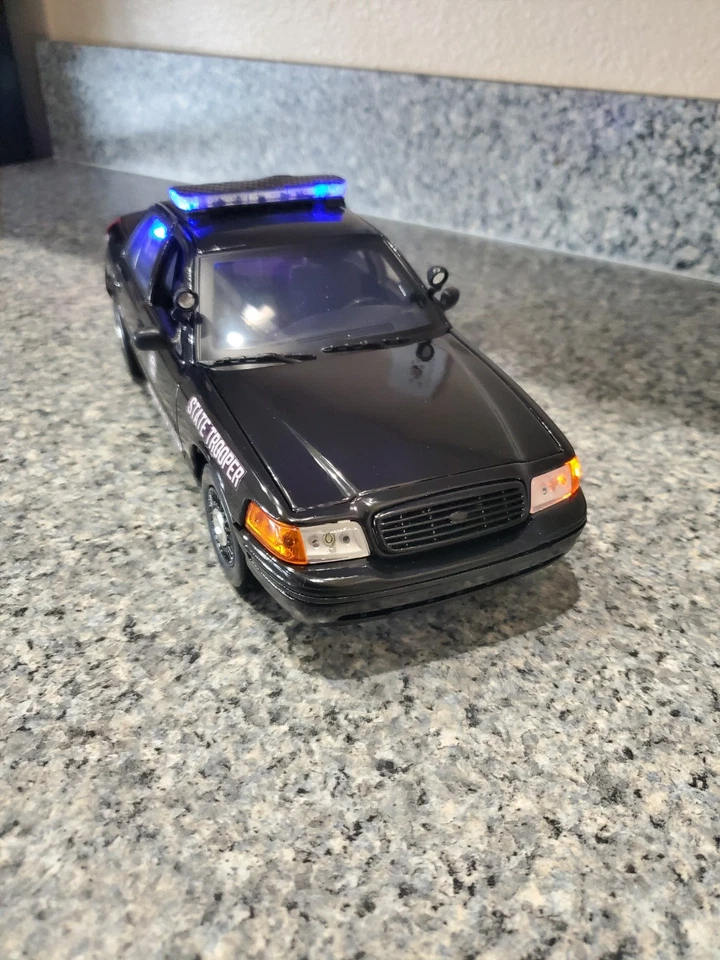 Georgia State Trooper - Ford Crown Vic w/ All Flashing Lights - Image 4 of 4