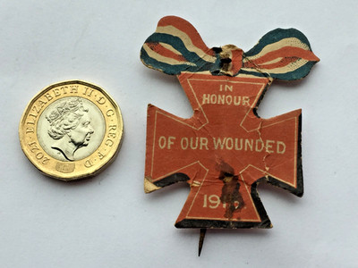 WW1 ZU EHREN UNSERER VERWUNDETEN 1915 Flaggentag Spendenkarte Pin Anstecker