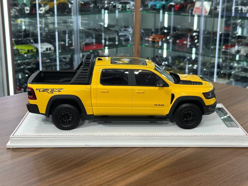 Dodge Ram TRX 1500 by Diamand in Grey -Limited 30 pcs -Collector Car[1:18 Resin] - Image 3 of 4