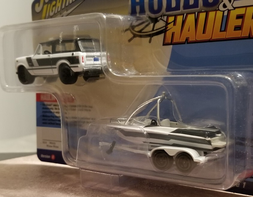 Johnny Lightning 1979 International Scout ll w/Boat & Trailer 1:64 Diecast B13