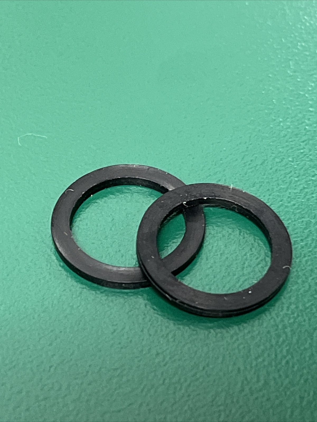 PARKER SEALS ~ 8-112N300-9 ~ BLACK PACKING RETAINER (LOT OF 2)