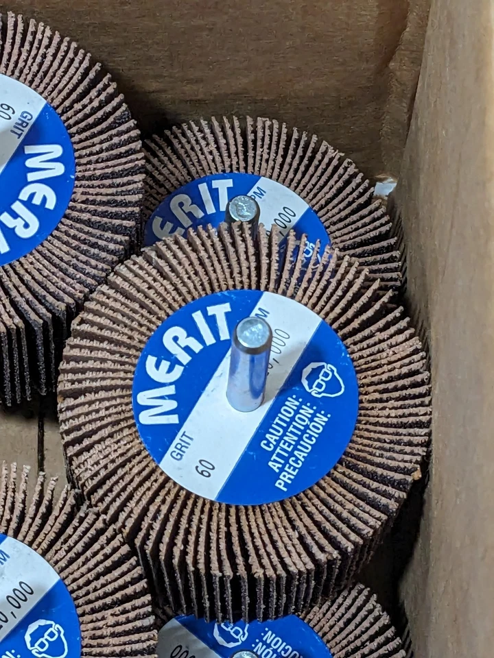 Rueda con solapa montada MERIT ABRASIVE 2-1/2" diámetro 1-1/2" ancho de cara cantidad 7 08834137420 Foto 2 de 4