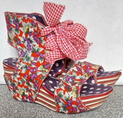 DAMEN-PLATEAUSANDALEN IRREGULAR CHOICE MIT BLUMENMUSTER. Größe UK 7