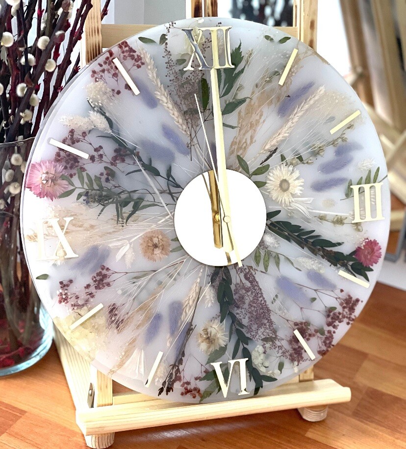 Wall clock with natural dried flowers made of epoxy resin. White/colored/gold.-image