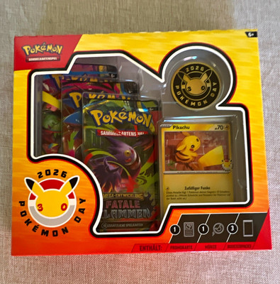 Pokémon Day 2026 Pokémon TCG Set Pikachu Promokarte Münze 3 Boosterpacks DE