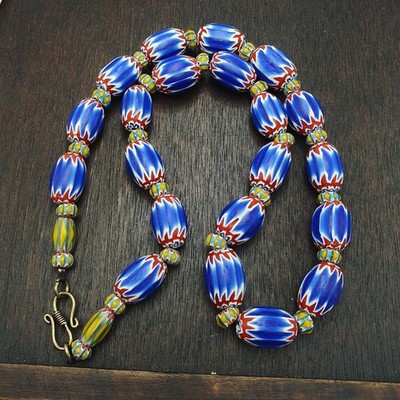 Blaue Chevron Perlen Vintage alte afrikanische Glasperlen langer Strang 15-16...
