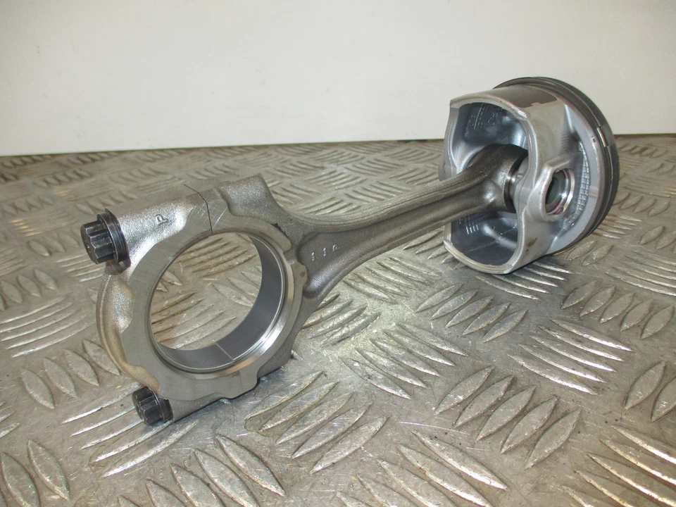 Toyota Corolla 2021 híbrido gasolina 1,8 X2ZR-E22U. Varilla de conexión y pistón 10K Foto 3 de 4