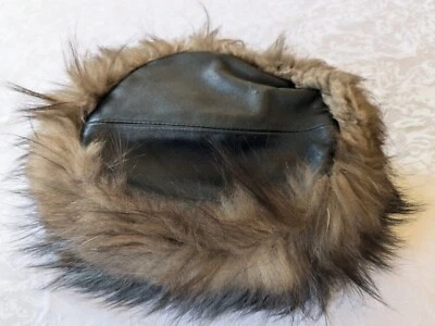 Chapeau en cuir et fourrure - Photo 1/4