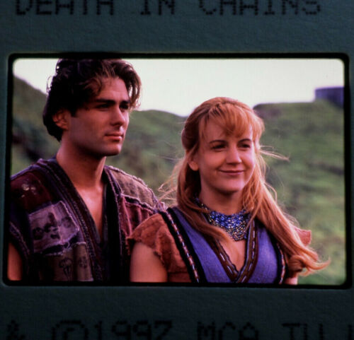 Talus Telus & Gabrielle Close-up Hutchison "Death/Chains" (S1 E9) 35mm Slide - Afbeelding 1 van 4