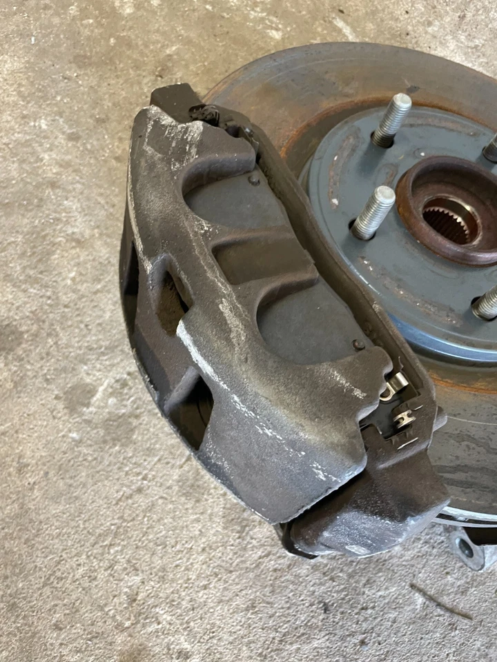 Dodge Grand Caravan 2013-2017 eje delantero derecho buje de cojinete de nudillo OEM. Foto 2 de 4