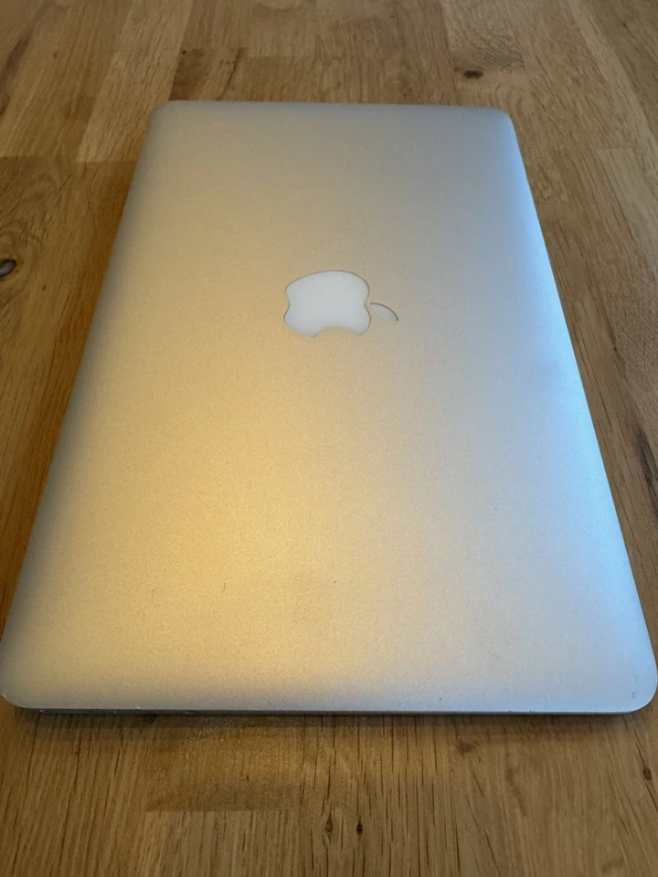 MacBook Air 11“ 2015 - i5, 4GB/256GB - FR Layout  - guter Zustand - Debian 13 - Bild 2 von 4