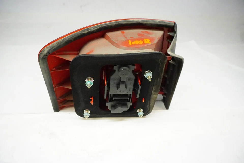 Luz de freno trasera para pasajero Audi Allroad 2002-2005 4B9-945-096-G Foto 3 de 4