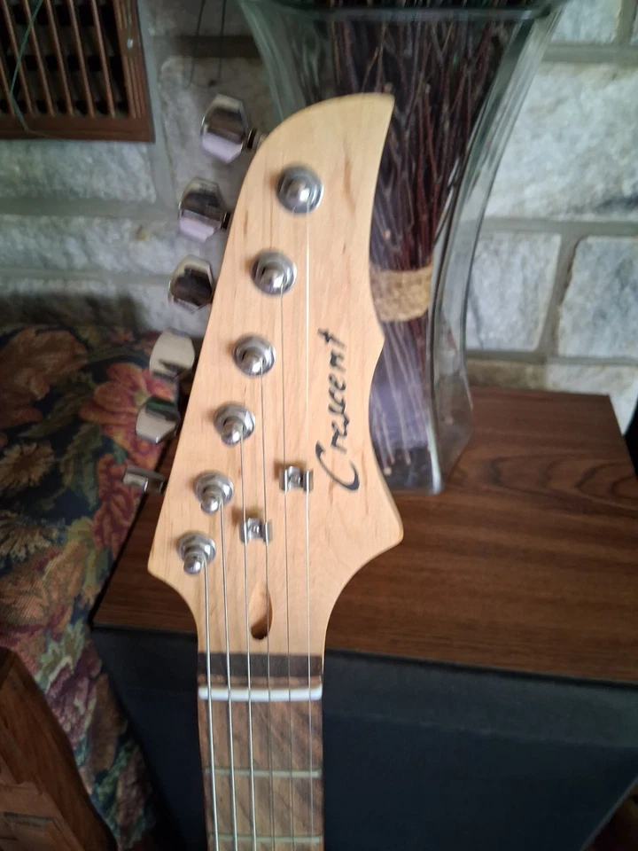 GUITARRA ELÉCTRICA MEDIA LUNA SEIS CUERDAS CON ESTUCHE Foto 4 de 4