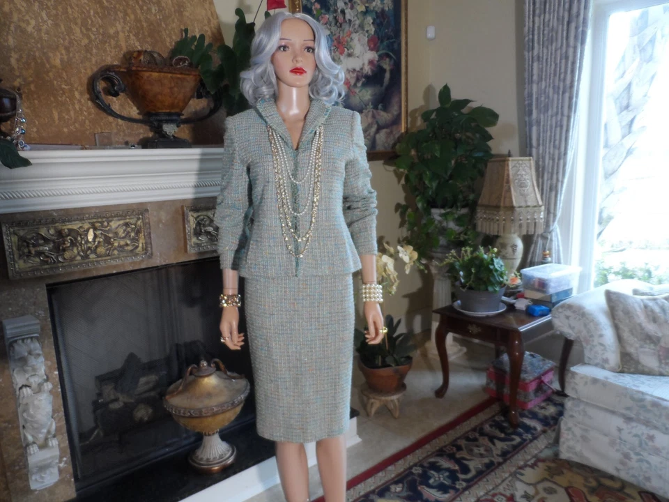 Traje Falda Oscar De La Renta Verde Multicolor Tweed con Detalle de Flecos Talla 4 Foto 2 de 4