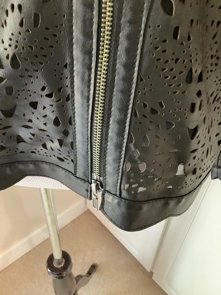 Chaqueta Berek, Talla XL, Negra, Cuero, Diseño Perferado, Cremallera Foto 4 de 4