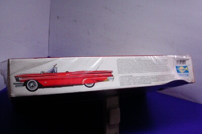 Trumpeter 1:24 1960 Pontiac Bonneville Convertible Coupe