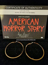 Pendientes de aro American Horror Story Hotel pantalla original usados Lady Gaga utilería