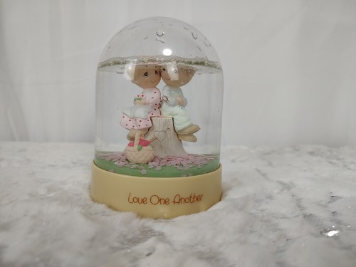 Vintage PRECIOUS MOMENTS LOVE ONE ANOTHER Flower Dome 1983 - Picture 3 of 11
