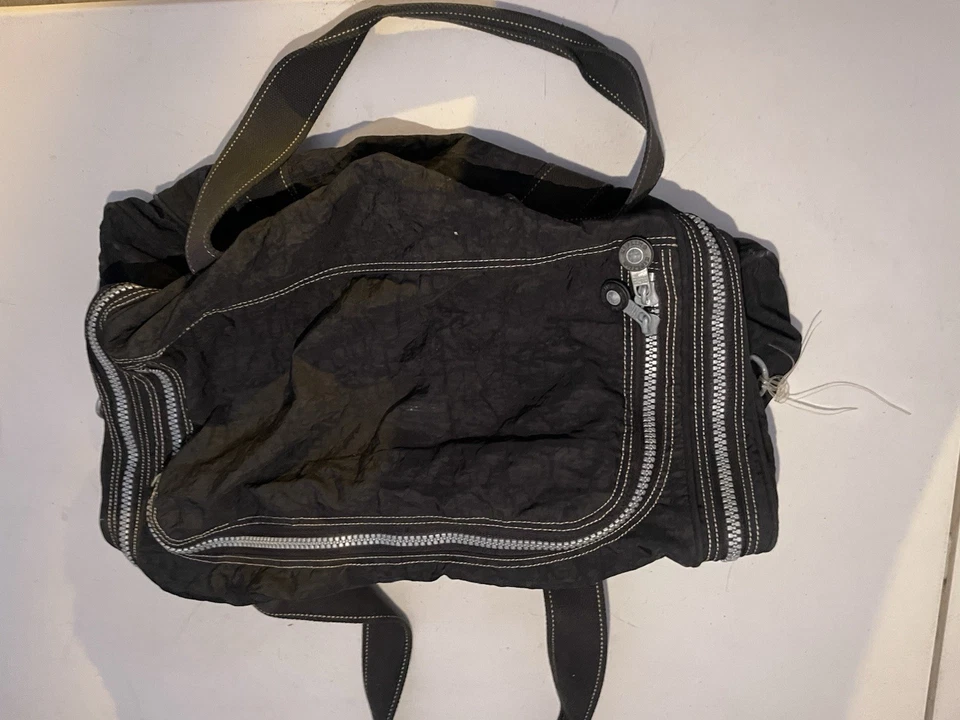 VTG Kipling XL Black Camera Duffle Bag Black Nylon Multiple Zippers Gym Bag - Image 4 of 4