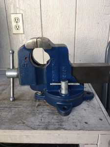VINTAGE MORGAN MILWAUKEE HEAVY DUTY BENCH VISE WITH SWIVEL 