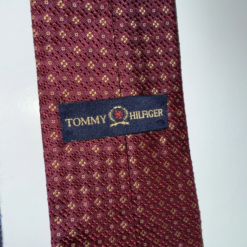 Corbata para hombre Tommy Hilfiger 100 % seda texturizada roja con flores amarillas Foto 4 de 4