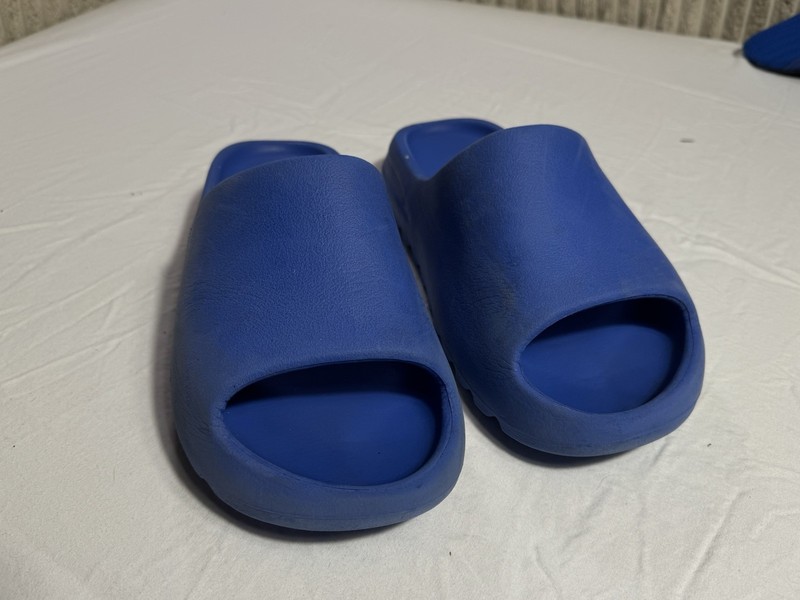 adidas Yeezy Slide azure Blue Used Men's US 10