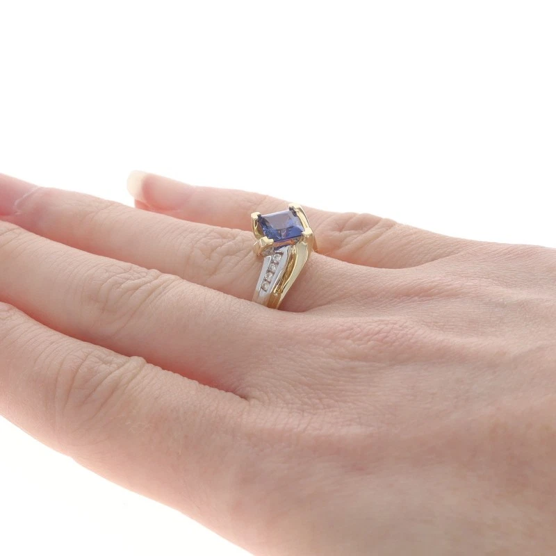 Anillo de derivación de diamantes y zafiros creados en laboratorio de oro amarillo - Princesa de 10 k 1,51 ctw Foto 4 de 4