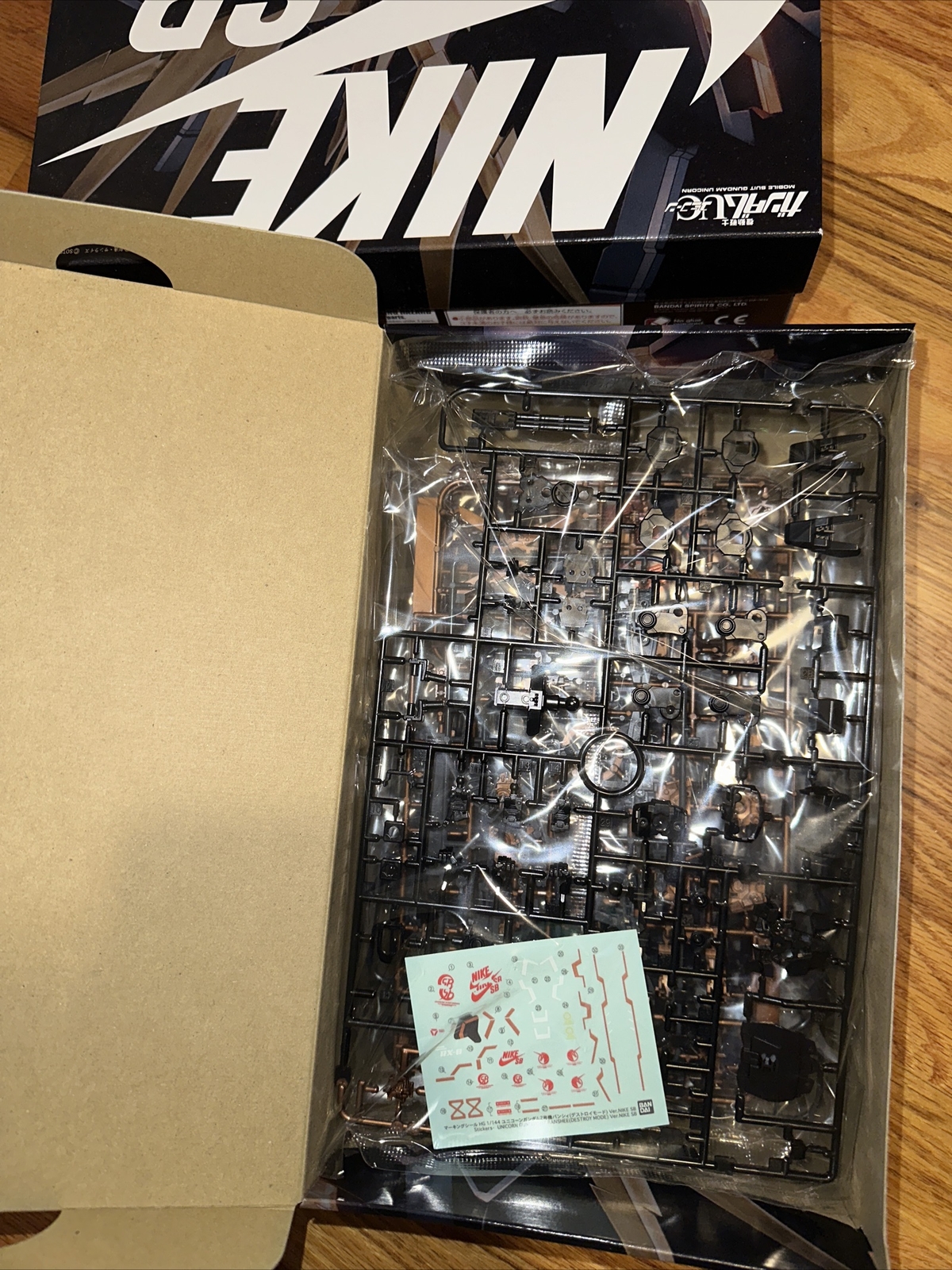 M NIKE SB Unicorn Gundam Japan Limited Model Plastic model Models & Kits Black