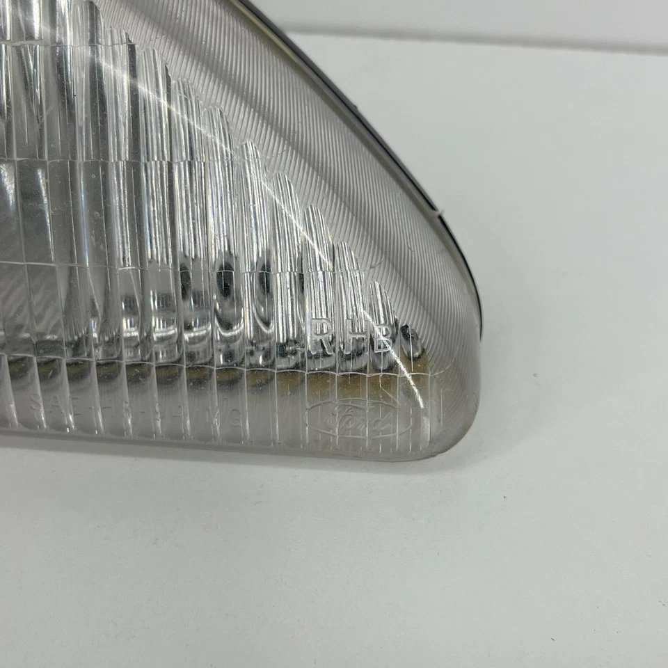 Faro derecho derecho Sylvania Ford Mustang SAE-HR-94MG Foto 3 de 4