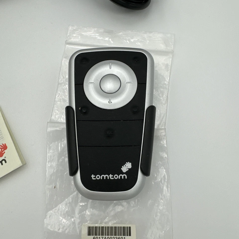 TOM TOM GO 700 GPS Bundle w/ Car Mount Charger And Remote & Wall Charger - Image 4 of 4