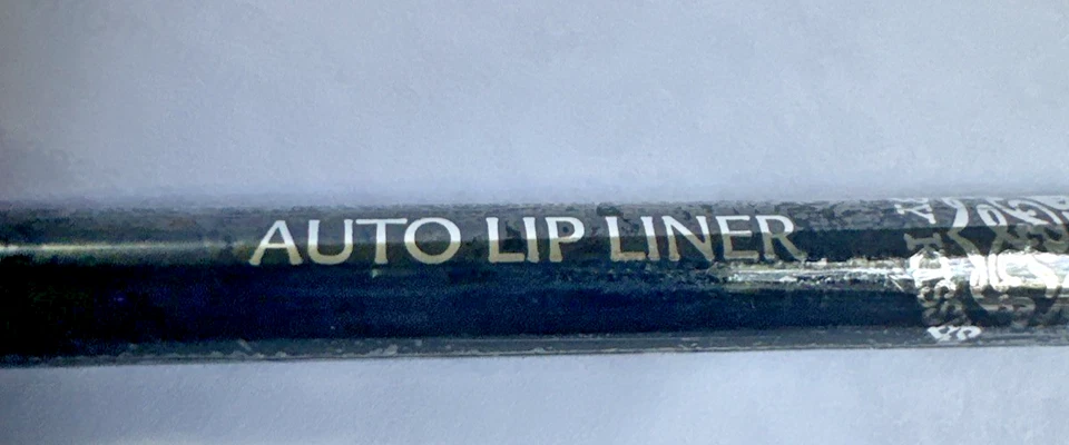 ONE RUBY KISSES DELINEADOR DE LABIOS AUTOMÁTICO COLOR CIRUELA Foto 2 de 4