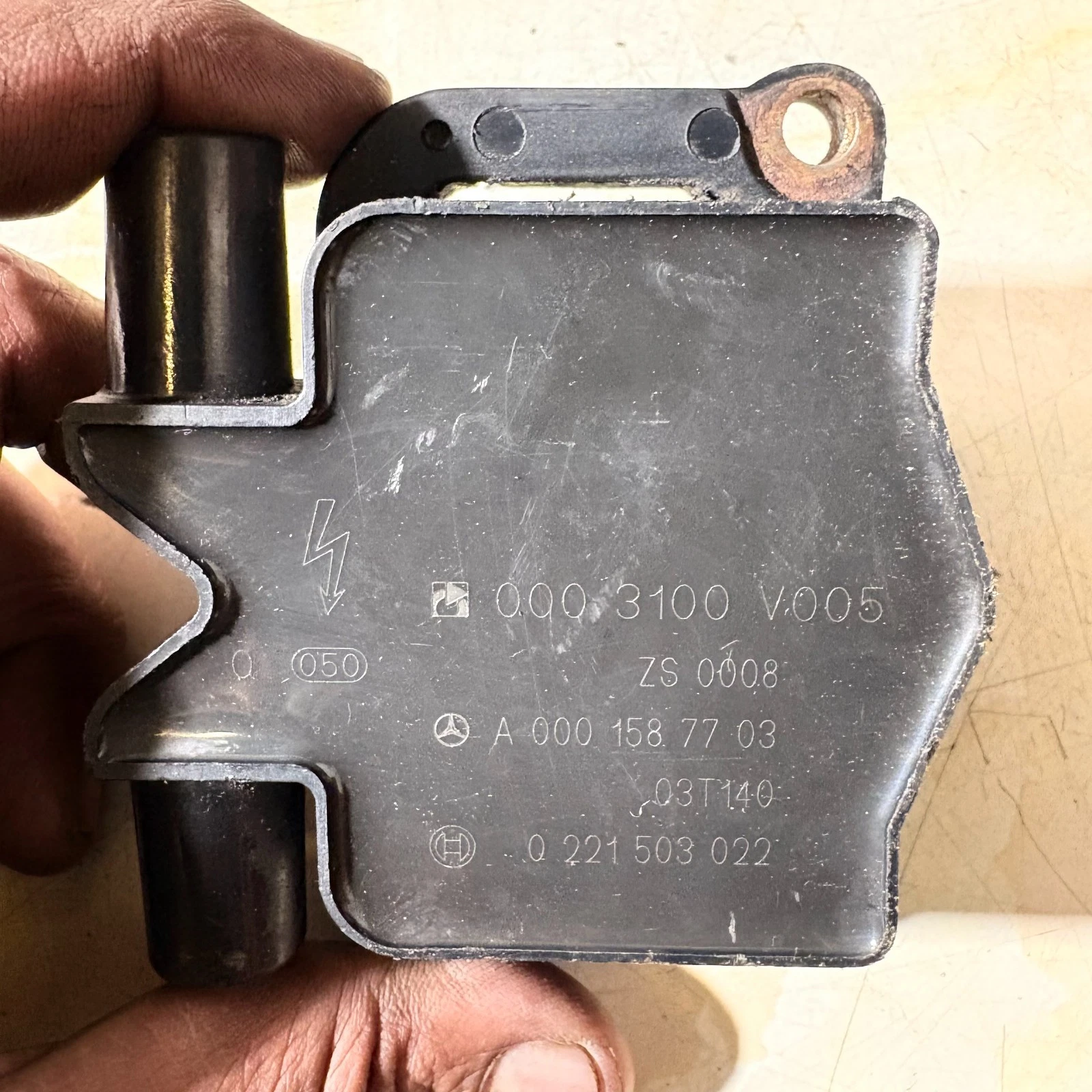 Ignition coil stamped part numbers 0003100V005 A0001587703 Bosch 0221503022
