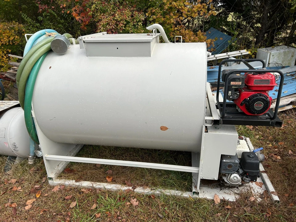 400 Gallon Mechanical agitator hydro seeder hydroseed machine with hose and pump - Image 2 of 4