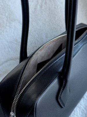 Alaia Dachshund LE TECKEL Medium in GOATSKIN Thin Shoulder Alaia Dachshund LE TECKEL Medium in GOATSKIN Thin Shoulder