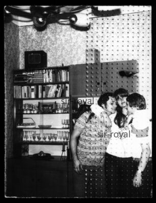 Frau mit zwei Männern im Arm - Wohnzimmer - Torgau - DDR 1970er - Foto 8x10cm
