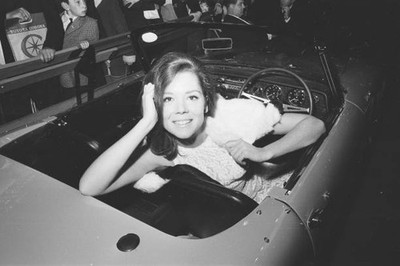 Diana Rigg Avengers poses on a Lotus Elan show October 1965 Old Photo 1
