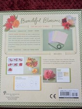 Artisanat beau kit de fleurs en papier. Livre et matériel pour 24 fleurs. Neuf