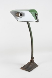 O24G07 Art Deco Tischlampe Eisen um 1930