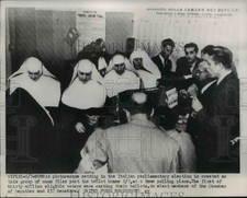 Foto de prensa Roma Grupo de monjas archivo pasado urnas en el lugar de votación de Roma.