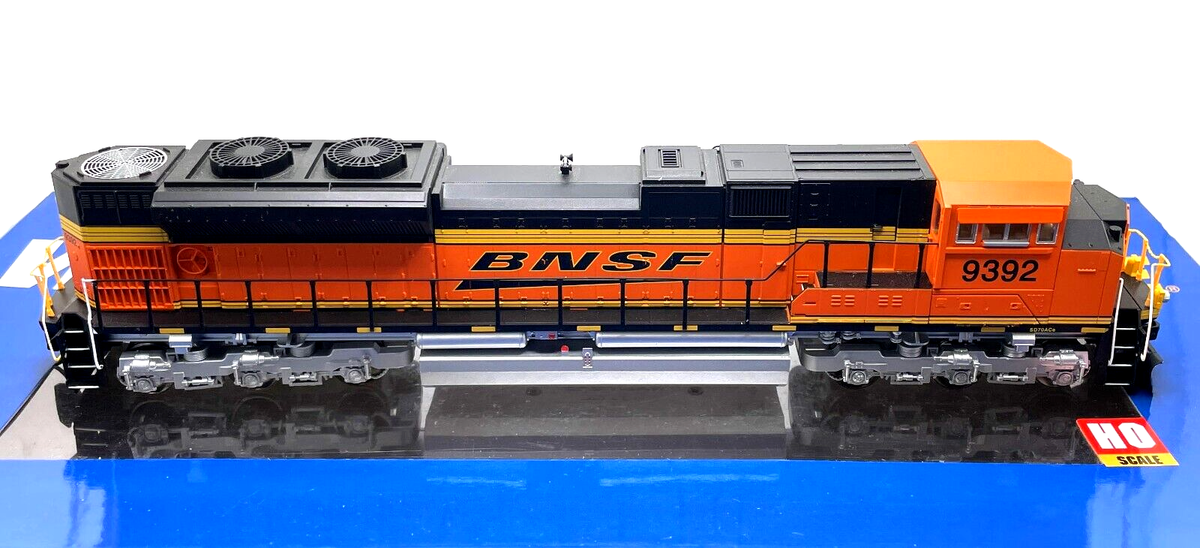 HO WALTHERS MAINLINE 910-19866 SD70ACE LOCOMOTIVE BNSF # 9392 DC