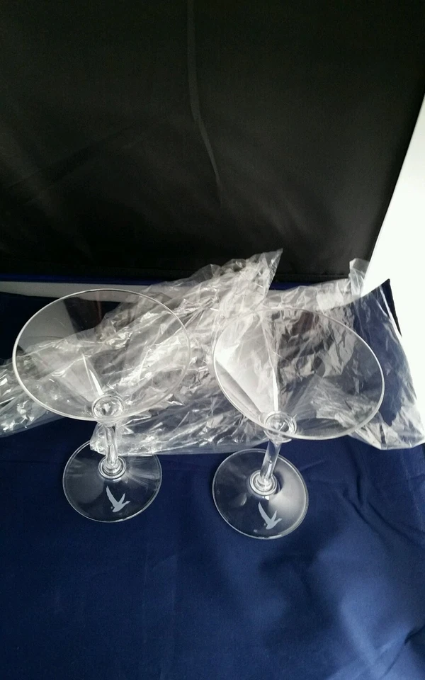 20 tazas/vasos Martini de plástico de marca Grey Goose Collection  Foto 2 de 4