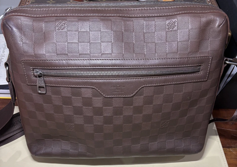 Auth. Louis Vuitton Brown Leather Calypso Messenger Bag - Изображение 4 из 4