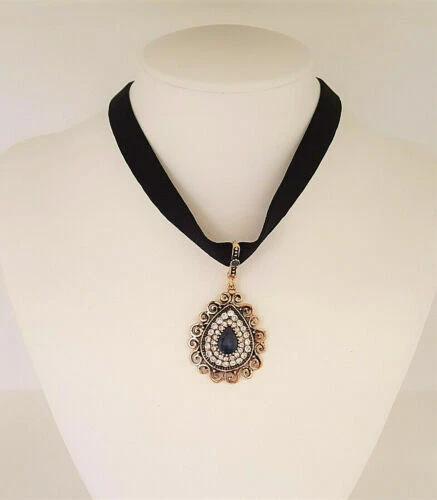 Collane e pendagli di bigiotteria rigida blu