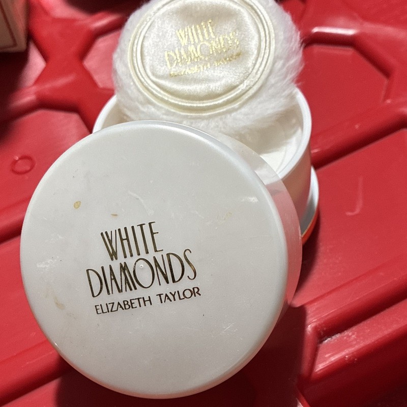 Elizabeth Taylor White Diamonds Women’s White Body Powder for Body with Puff