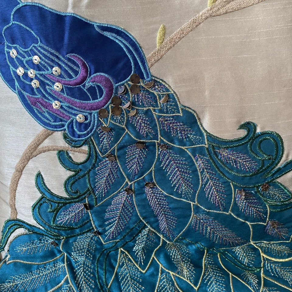 PENA DE PAVÃO - Travesseiro decorativo X2 bordado pássaro azul 15”x15” - Imagem 4 de 4