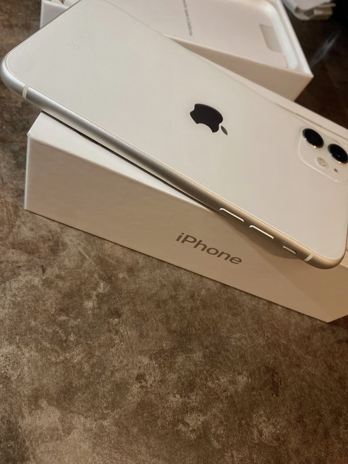 iPhone 11 Usato in Buone Condizioni