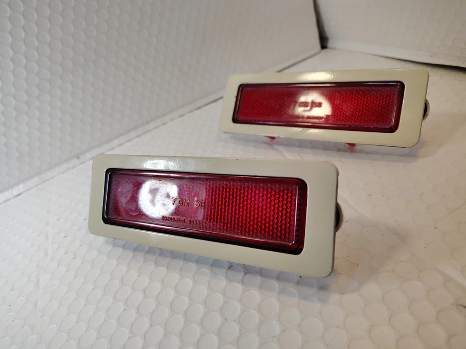 1985 Oldsmobile Cutlass Supreme 4 Door Rear Marker Lense & Bezel Set - Image 4 of 4