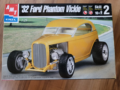 AMT '32 Ford Phantom Vickie 1:25 Scale Model Kit 30089